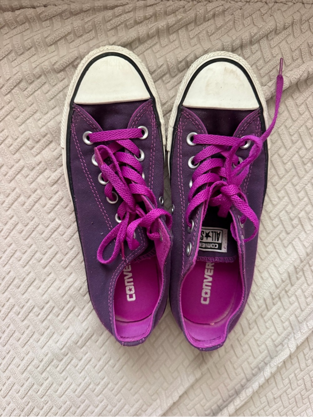 Converse Women’s Purple and Pink Low Top Sneakers